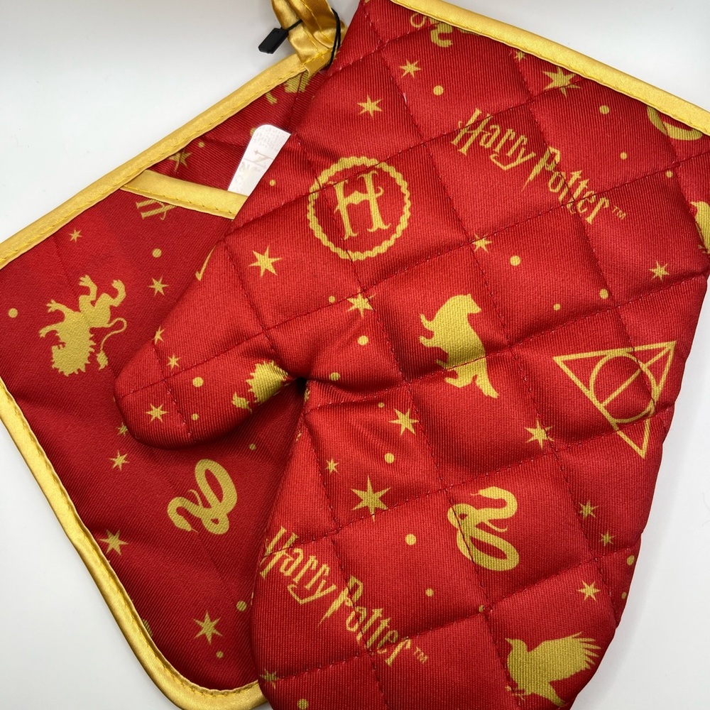 Harry Potter Red Oven Mitt and Pot Holder Set
